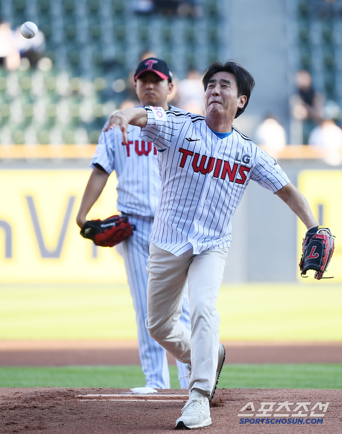  LG fan Ryu Seung-ryong throws the first pitch for Jamsil home game