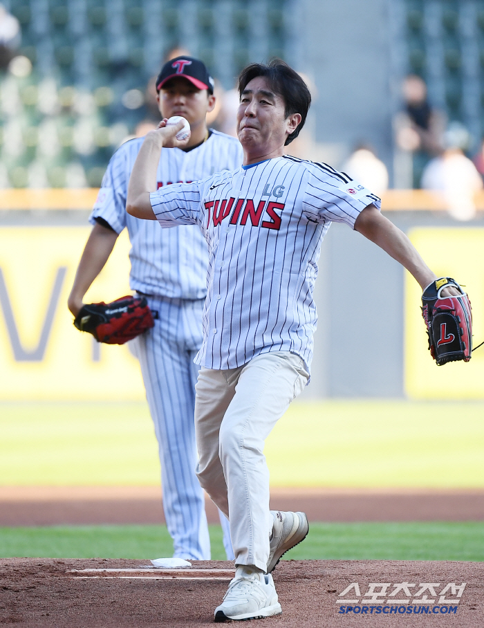 LG fan Ryu Seung-ryong's powerful first pitch