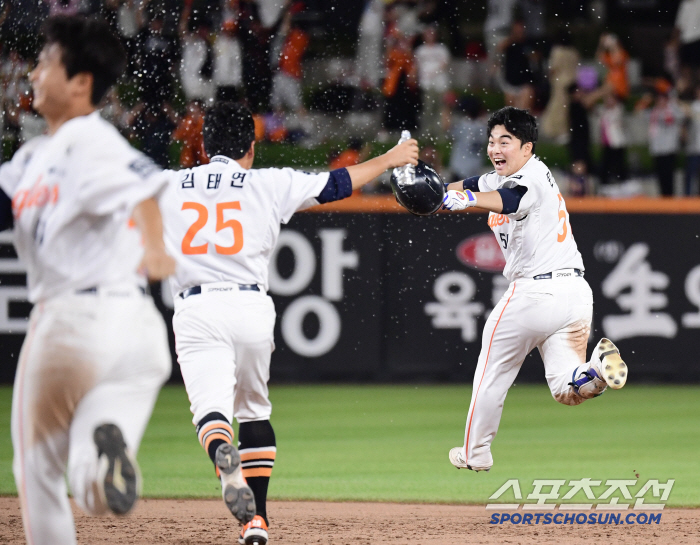  Moon Hyun-bin, 2 outs in the bottom of the 9th inning. a thrilling walk-off hit