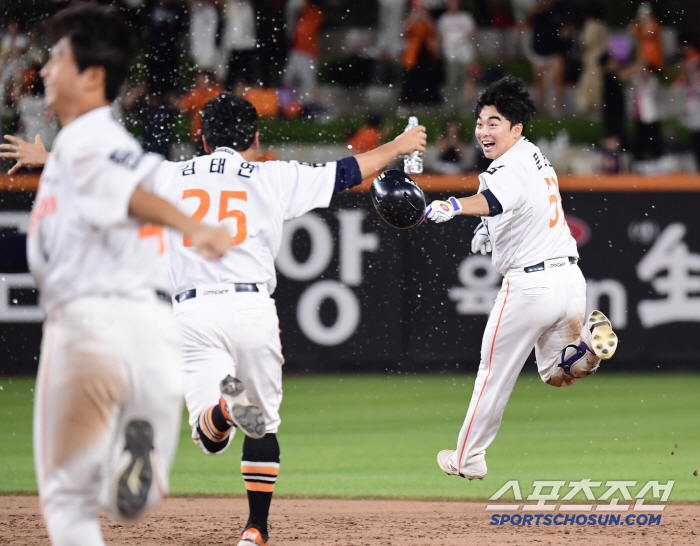  Moon Hyun-bin's thrilling walk-off hit in the bottom of the ninth inning
