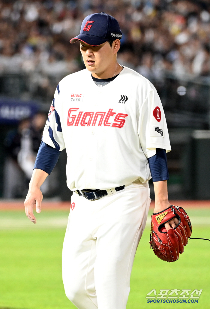  Na Gyun An going down the mound in the 7th inning