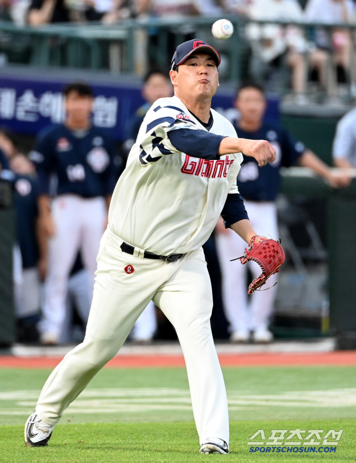  Na Kyun's bad throw to first base