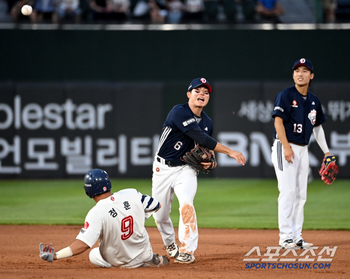  Oh Myung-jin makes a strong throw to first base