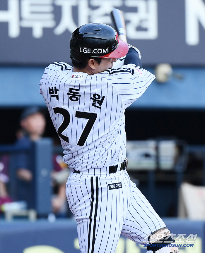  Park Dongwon hits a timely RBI