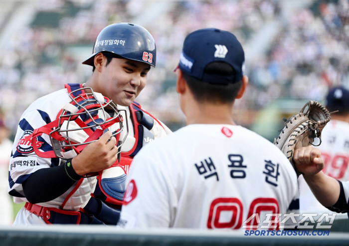  Park Jae-yeop smiles at welcoming the coaching staff