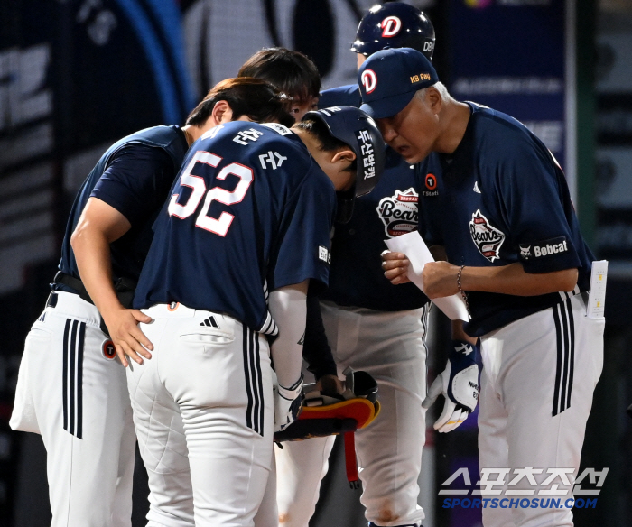  Park Jun-soon is worried about getting hit by a dune