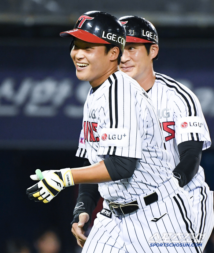  Park Kwan-woo did it. Two-run shot tied against Alcantara