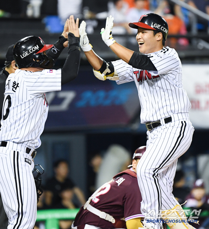  Park Kwan-woo makes a tie-breaking two-run shot to replace Alcantara