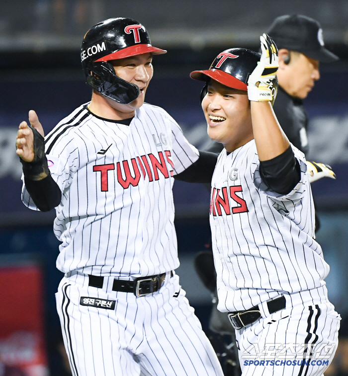  Park Kwanwoo, two-run shot. Oh Jihwan is also happy