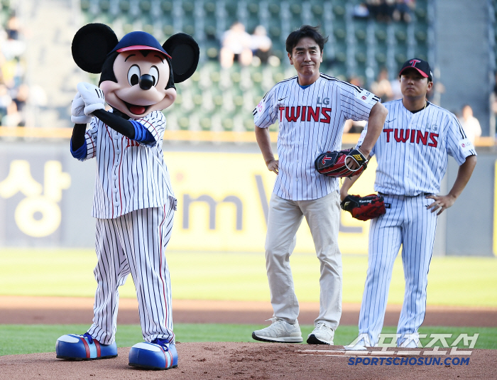  Ryu Seung-ryong pitching with Mickey Mouse