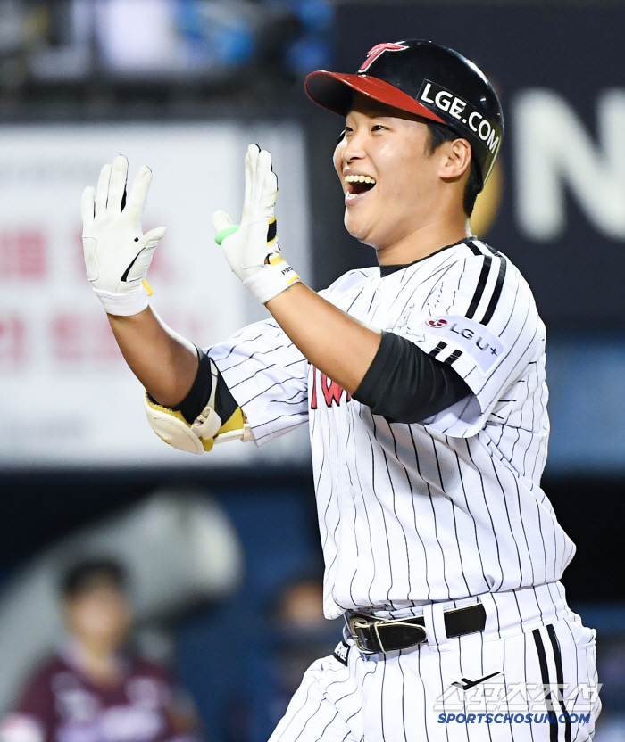  Two Run Four Park Kwanwoo, are you dreaming or alive?