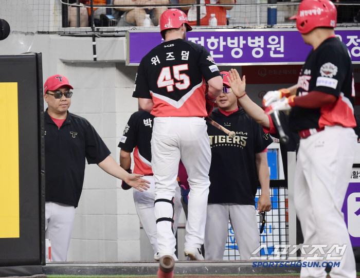  Wizdom's RBI sacrifice fly that raises the first run in the top of the fourth inning