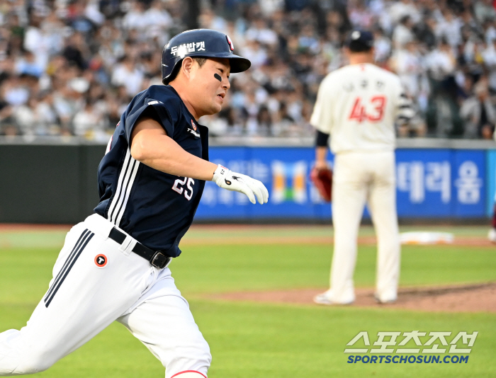  Yang Eui-ji gets one more point with an RBI double