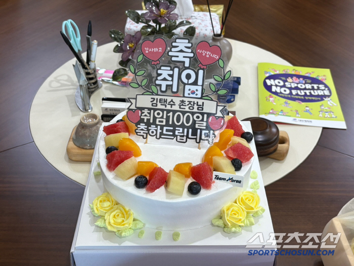Players who do 100 by ordering do more than 100 if they do it themselves. On the 100th day of his inauguration, the philosophy of self-training by Kim Taek-soo, head of Jincheon National Training Center, and faith in the player leader 