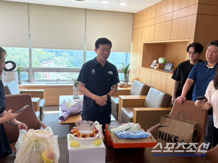 Players who do 100 by ordering do more than 100 if they do it themselves. On the 100th day of his inauguration, the philosophy of self-training by Kim Taek-soo, head of Jincheon National Training Center, and faith in the player leader 
