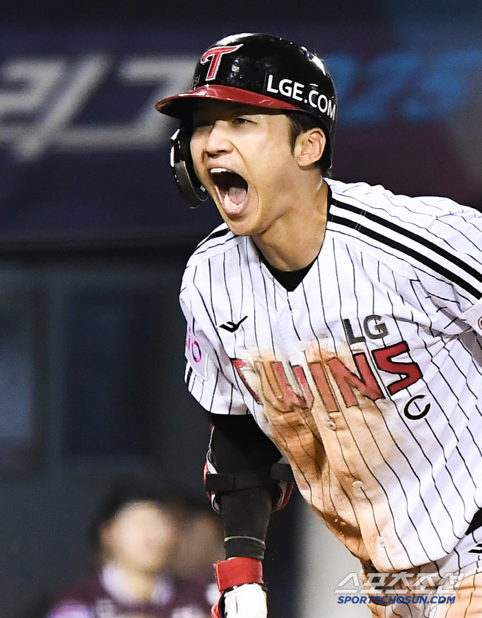 There you go! Park Hae Min triple a mistake → inside the park home run corrected! the second in one's career