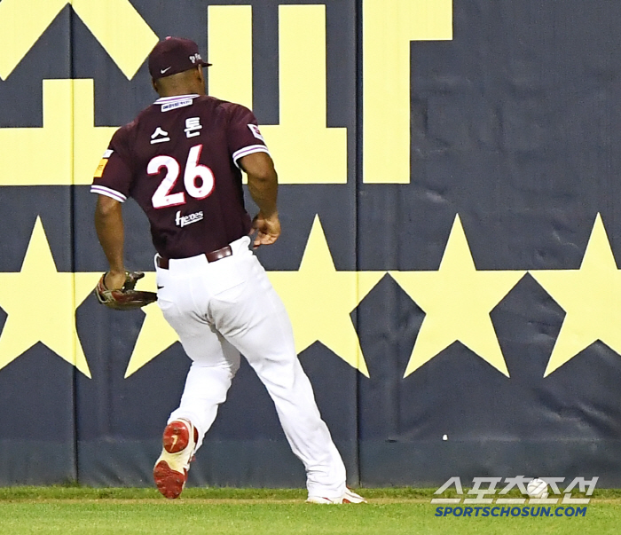 There you go! Park Hae Min triple a mistake → inside the park home run corrected! the second in one's career