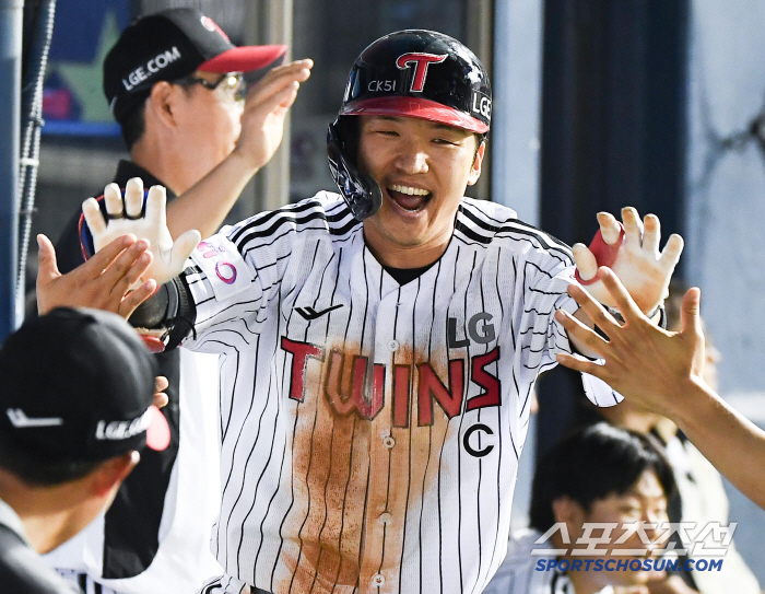 There you go! Park Hae Min triple a mistake → inside the park home run corrected! the second in one's career
