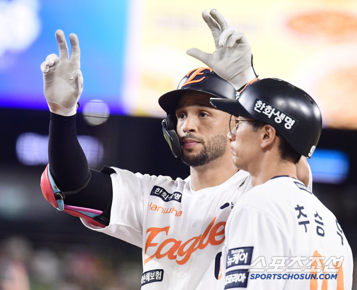 What kind of fateful prank, if I want to stay in Hanwha, my colleague has to lose his job. To be honest, 