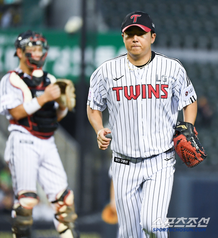 Why did LG remove DH from the 6th inning → What a coincidental butterfly effect. Yoo Young-chan at bat, Kim Hyun-soo at first base, and even an error
