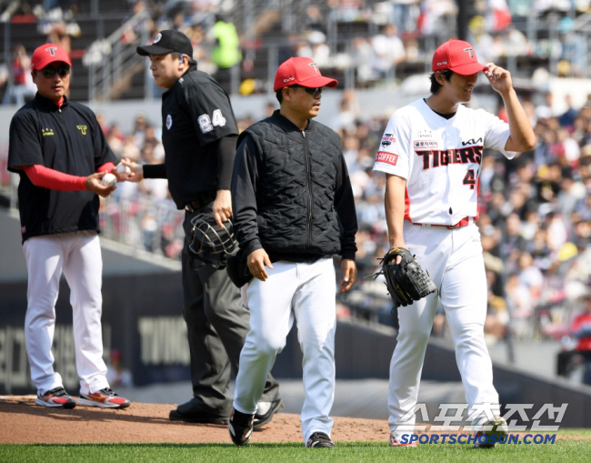 A year of rehabilitation, 150km straight awayLee Eui-ri, but why did you only throw 58 pitches? What's the problem? 