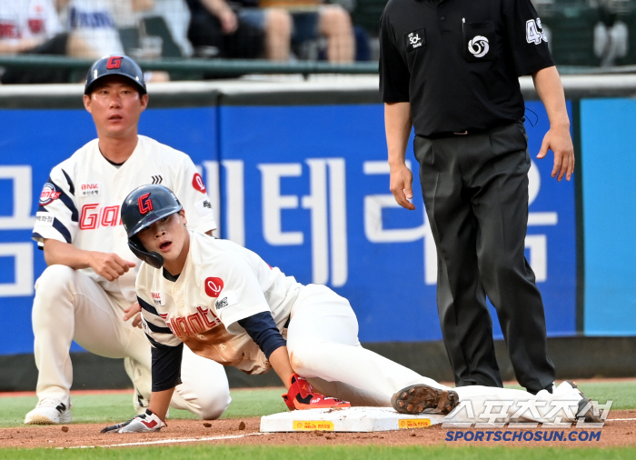 You're born with a different temperament! Firework man who doesn't tremble even in overtime...A 23-year-old infielder on the 55th day of the professional league is so bold. 