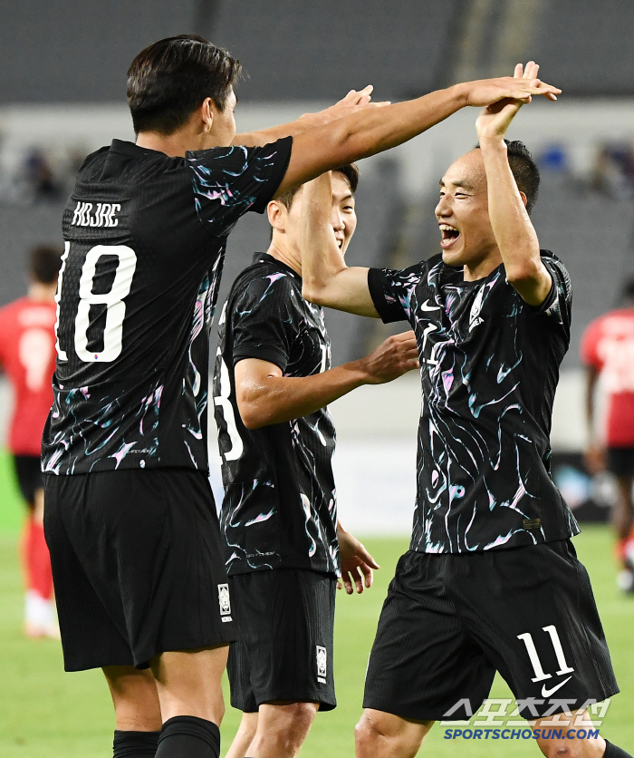  A debut goal with the same uniform as the old man wearing Manchester United's jersey number...Kang Sang-yoon and Lee Ho-jae are here!