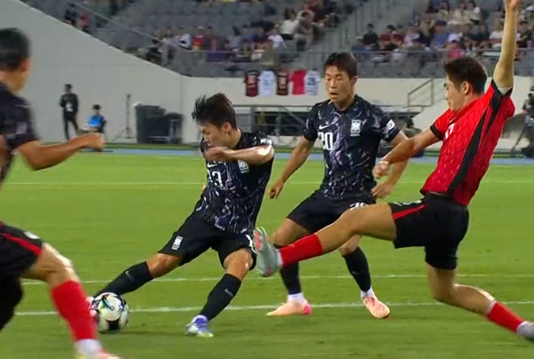  Kang Sang-yoon, the second Park Ji-sung, scored his A-match debut goal in 2 games with a fantastic turning shot...27th minute 10th lead