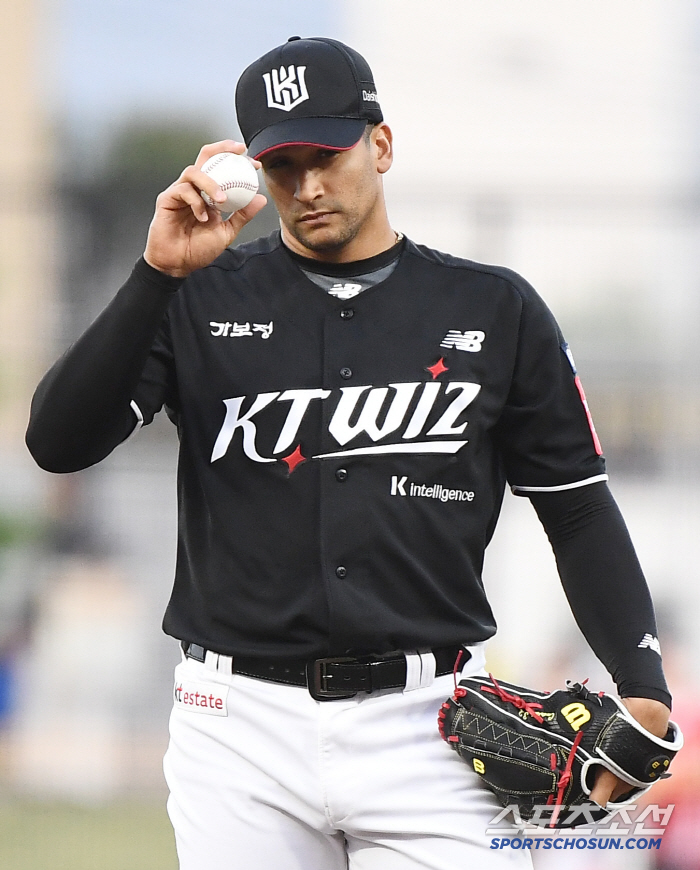 Cuevas, a family member who has been with him for 7 years, is really leaving KT, and Murphy, a new foreigner, has been recruited for 277,000 