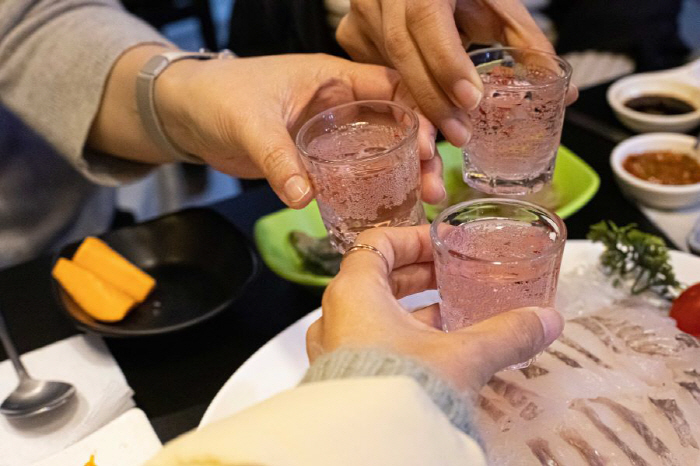 A drink because it's hot? It causes dehydration, heat death, etc...Alcohol dependence among the elderly is serious even in the wind of sobriety
