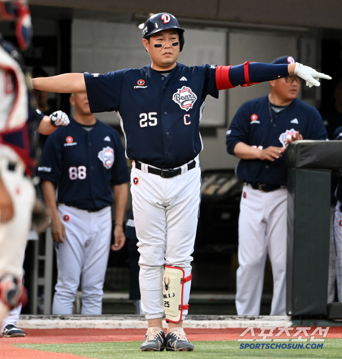 How Yang Eui-ji greets both the batter and the runner at the same time. 