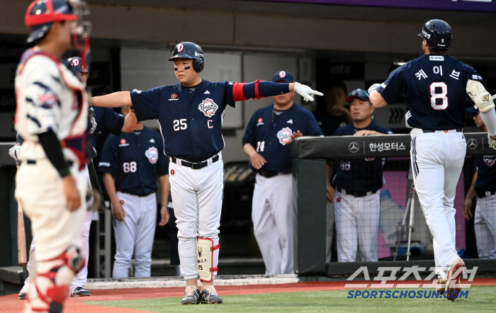 How Yang Eui-ji greets both the batter and the runner at the same time.