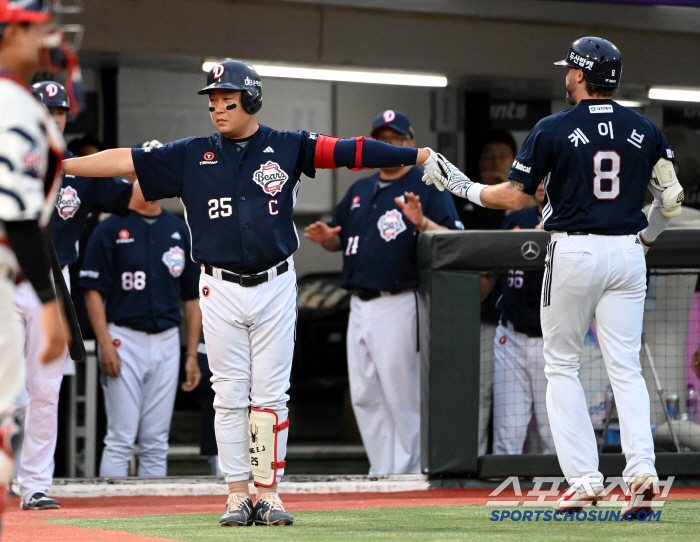 How Yang Eui-ji greets both the batter and the runner at the same time.