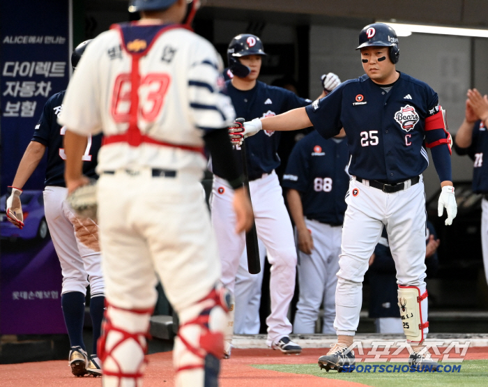 How Yang Eui-ji greets both the batter and the runner at the same time.