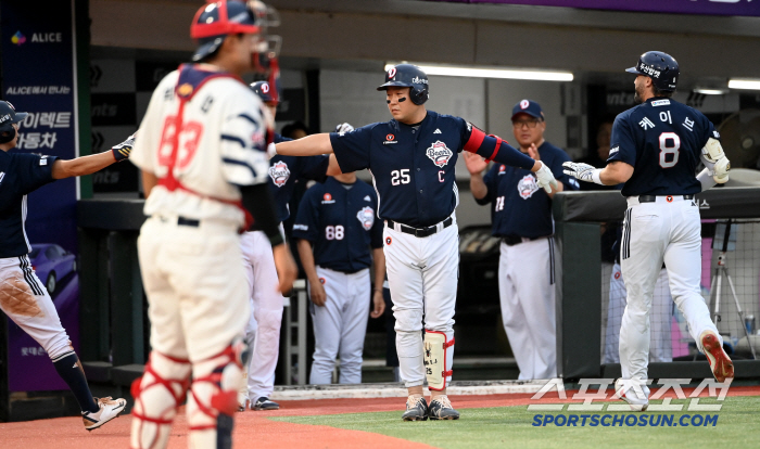 How Yang Eui-ji greets both the batter and the runner at the same time.