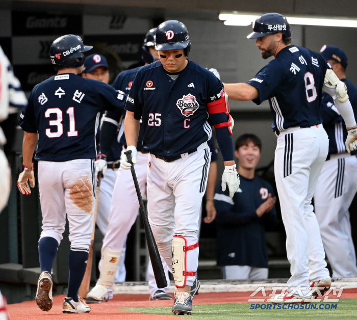 How Yang Eui-ji greets both the batter and the runner at the same time.