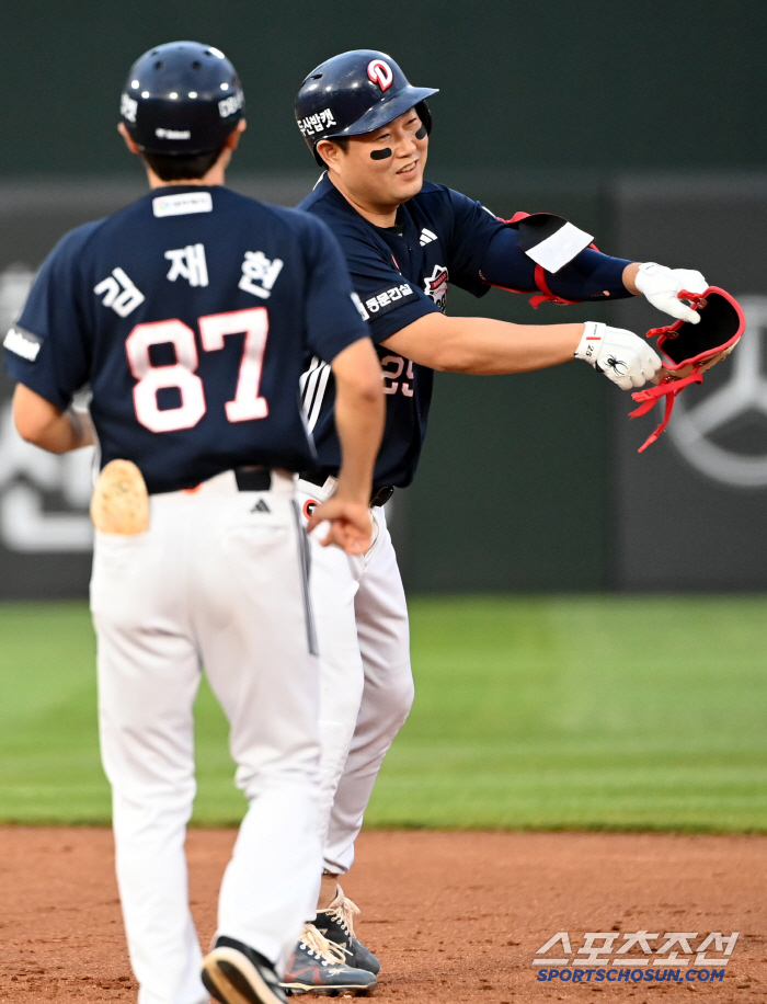 How Yang Eui-ji greets both the batter and the runner at the same time.