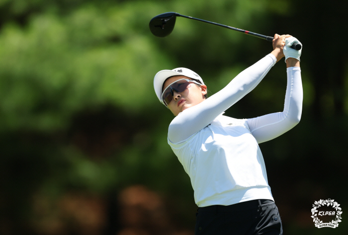 It was difficult, but Kim Min-joo, who is trying to make her debut in the time of growth, jumped to the lead in 8-under 2R of the course record tie 