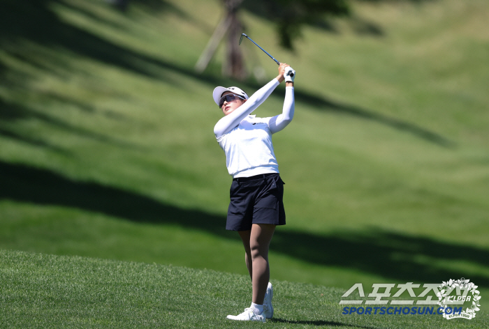 It was difficult, but Kim Min-joo, who is trying to make her debut in the time of growth, jumped to the lead in 8-under 2R of the course record tie 