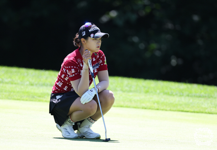 It was difficult, but Kim Min-joo, who is trying to make her debut in the time of growth, jumped to the lead in 8-under 2R of the course record tie 