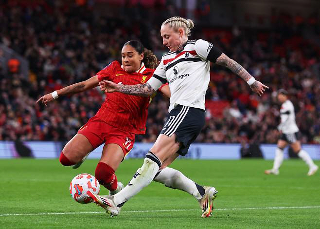 It's crazy. Arsenal suddenly recruited Taekwon Girls for the world's highest transfer fee...A million pounds of women's cattle have been broken