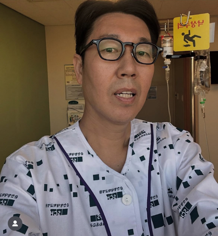 Kim Young-chul went to the emergency room due to 'paralytic bowel obstruction'..He's the radio host instead of Heo Kyung Hwan. 