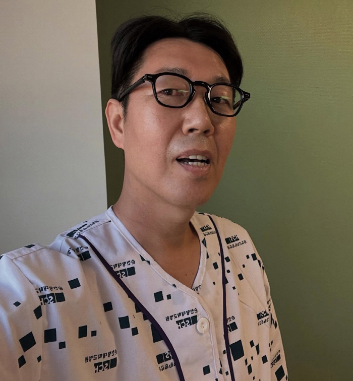 Kim Young-chul went to the emergency room due to 'paralytic bowel obstruction'..He's the radio host instead of Heo Kyung Hwan. 