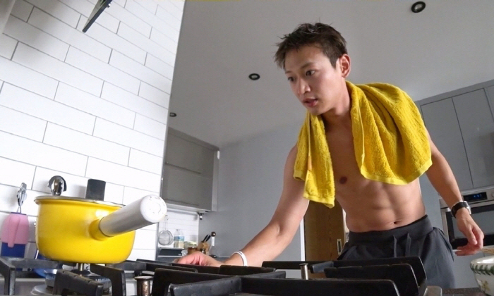 Minho, why would you do that when you cook ramen, you can't understand the back smash? (Na Hon-san)