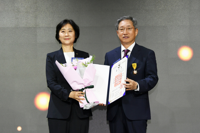 SBS President Visiting Shin Wins National Medal of Merit on Population Day