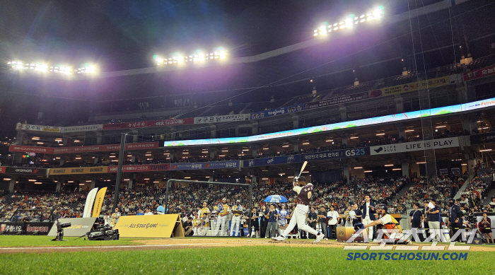  Diaz's Strong Hit to Win Home Run Derby