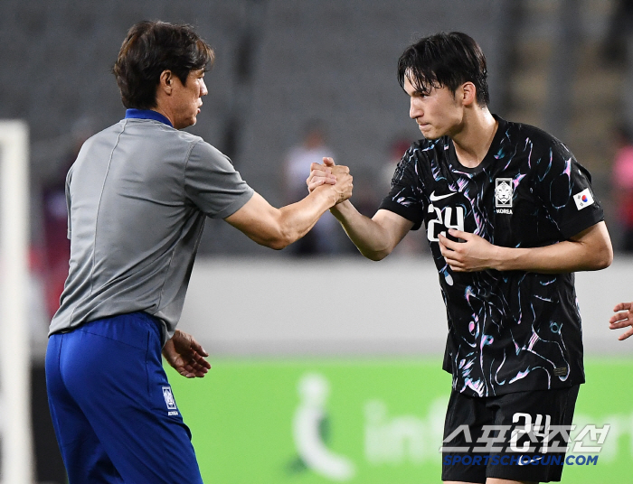  Director Hong Myung-bo shaking hands with Byun Jun-su