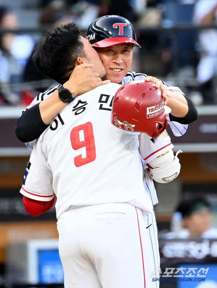  Director Lee Byung-kyu is friendly with his son