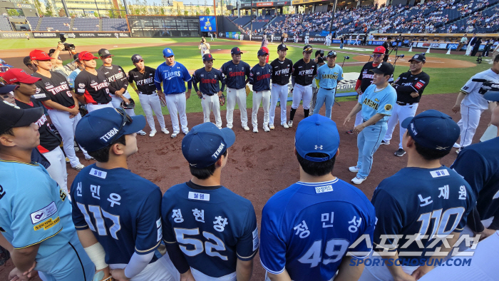  Each team's prospects gathered for the Futures All-Star Game