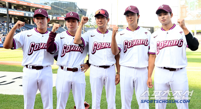  Goyang coach Seol Jong-jin and players posing